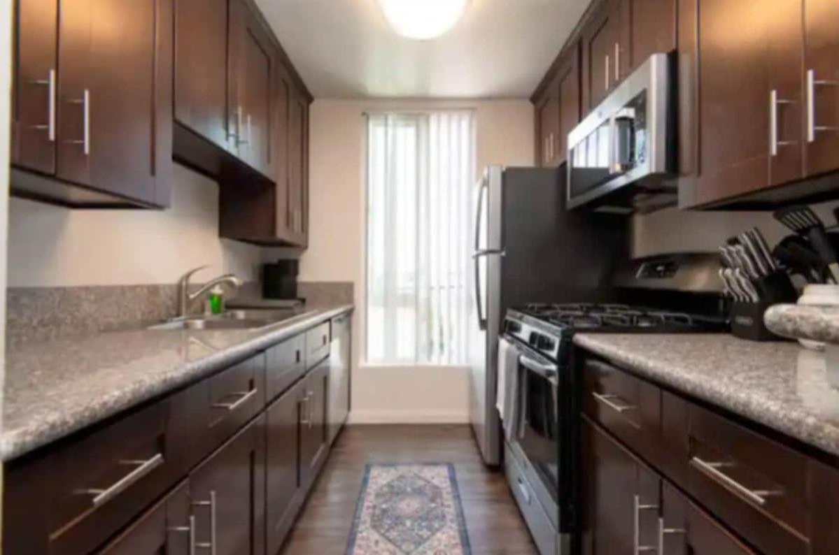 Apartment Hollywood Heights 2br With Rooftop Pool And Stunning Views